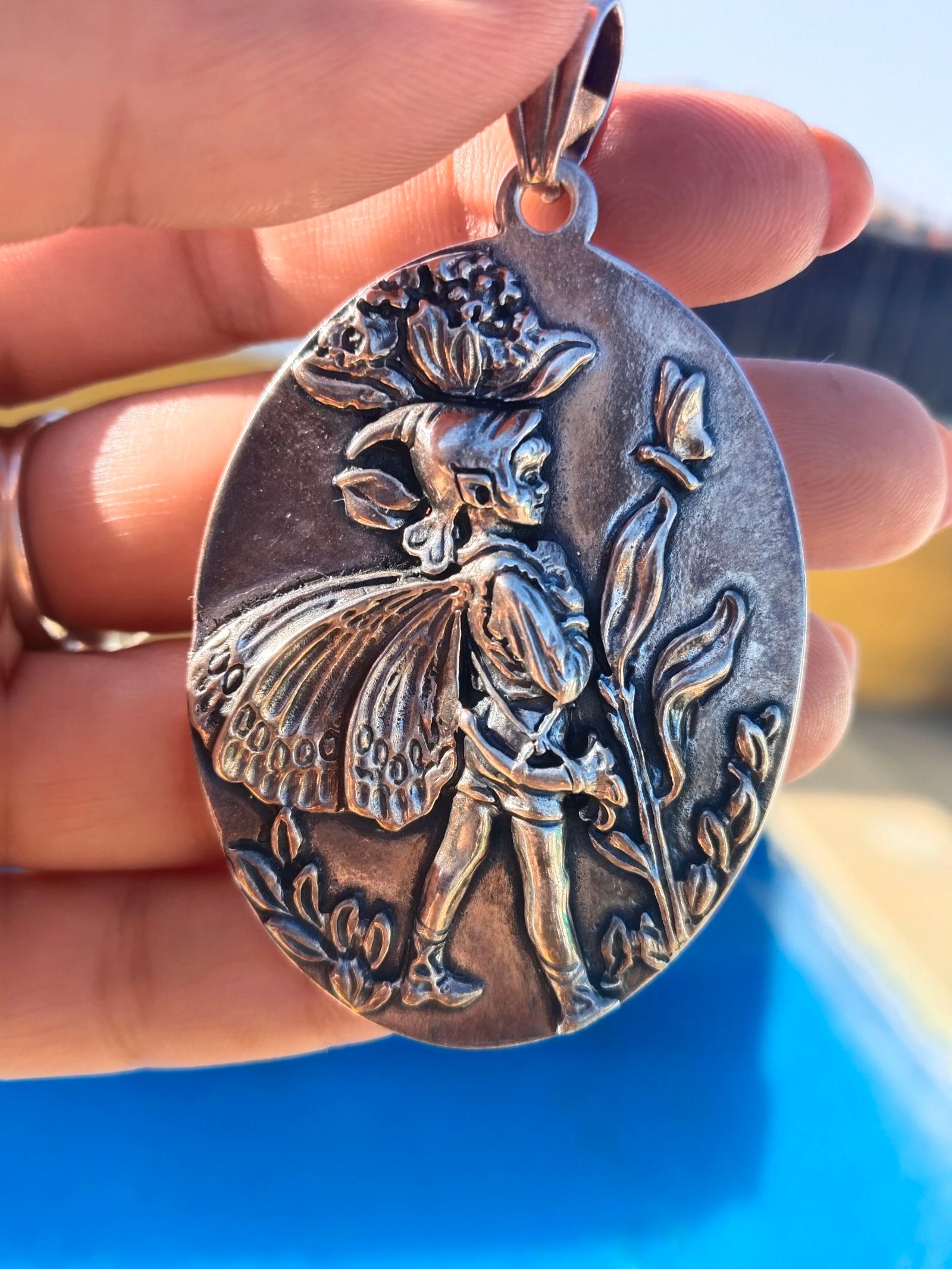 Colgante de plata artesanal con diseño de duende en relieve